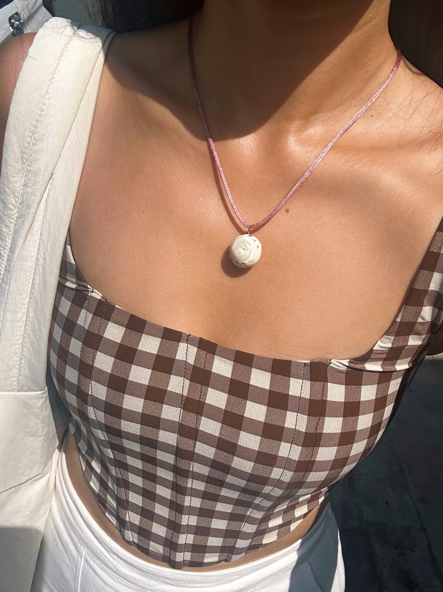 SHELLY STRING NECKLACE